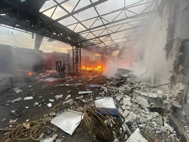 Росіяни тричі за добу атакували депо «Нової пошти» у Харкові