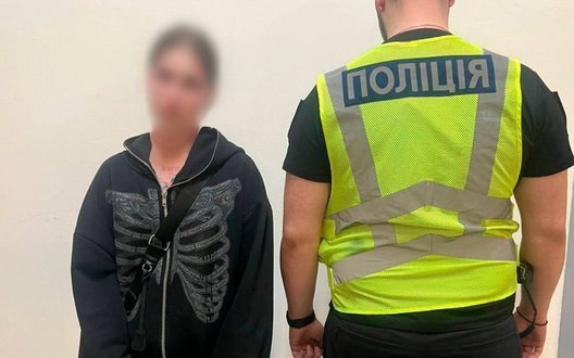 18-річна дівчина напідпитку вдарила пляшкою по голові військового у Києві