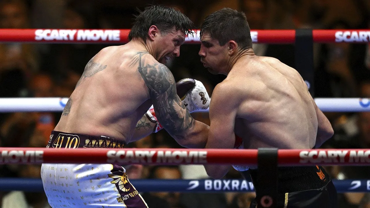 Олександр Усик нокаутував Верховена і захистив титули WBC, WBA та IBF у 11-му раунді