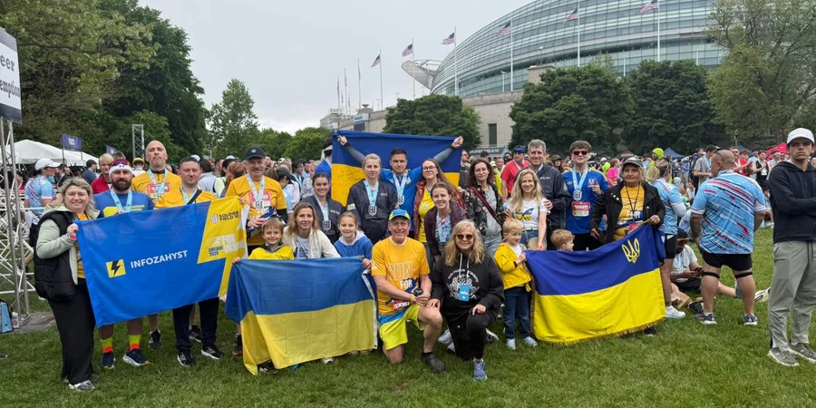 Українські військові пробігли Soldier Field 10 у Чикаго в день пам'яті ветеранів США