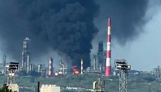 Генштаб ЗСУ підтвердив зупинку Сизранського НПЗ після ударів 21 травня