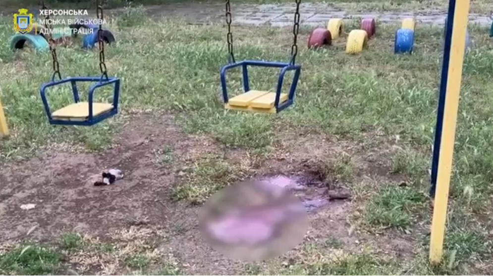 Окупанти з РСЗВ вдарили по дитячому майданчику у Херсоні: батько загинув, мати і двоє дітей поранені