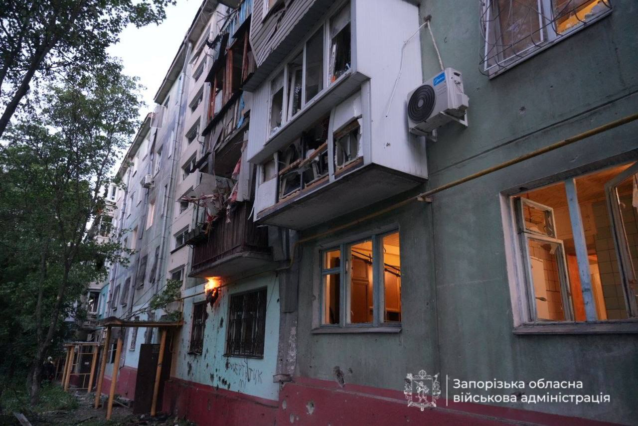 Росіяни вдарили по Запоріжжю: пожежа в багатоповерхівці, двоє поранених