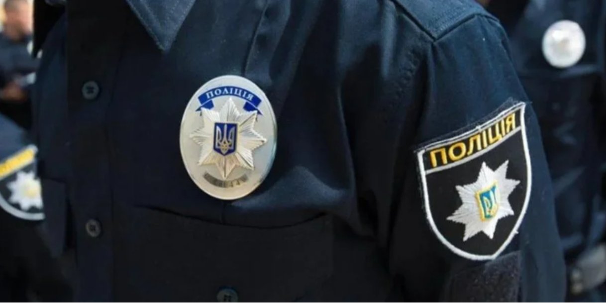 Дрон РФ атакував поліцейський автомобіль у Херсоні: троє правоохоронців поранені