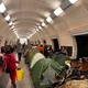 Намети в київському метро: кияни сваряться через брак місця в укриттях