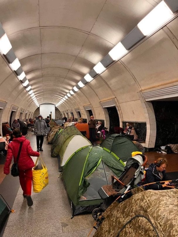Намети в київському метро: кияни сваряться через брак місця в укриттях