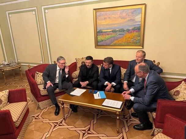 Зеленський прибув до Британії на зустріч із Мерцом, Макроном і Стармером