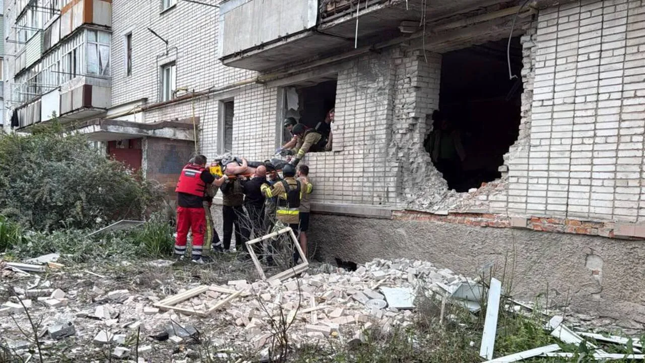 Атака дронів на Конотоп: троє поранених, людина під завалами, місто без світла