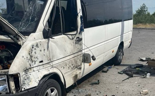 Ворожий дрон вдарив по маршрутці у Запоріжжі: є постраждалий