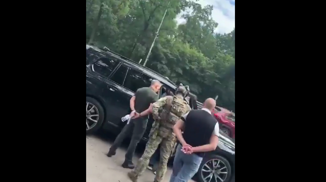 ДБР зупинило авто ексвійськкома Борисова на виїзді з Києва та провело обшуки