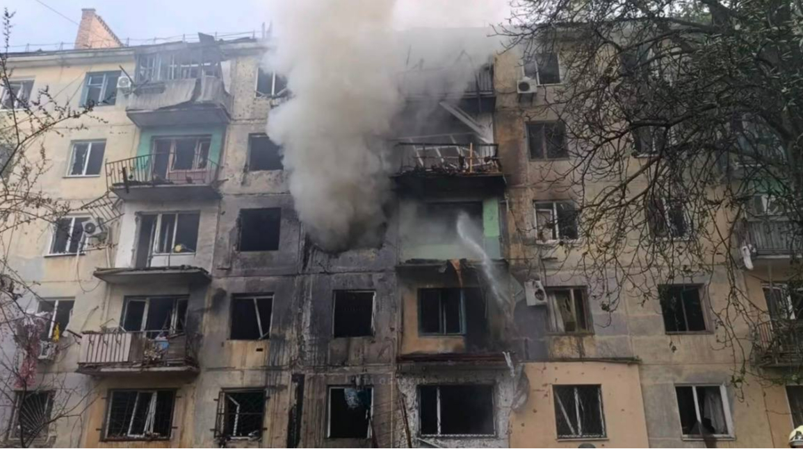 Росія вдарила дроном по багатоповерхівці у Павлограді: п'ятеро поранених, серед них дитина