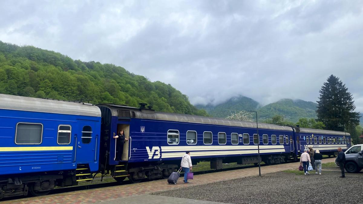 Укрзалізниця призначила два додаткові поїзди до Карпат через підвищений попит