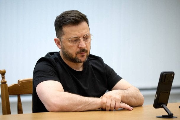 Зеленський показав розвідані документи: рейтинг Путіна падатиме, мир може бути з іншим лідером РФ