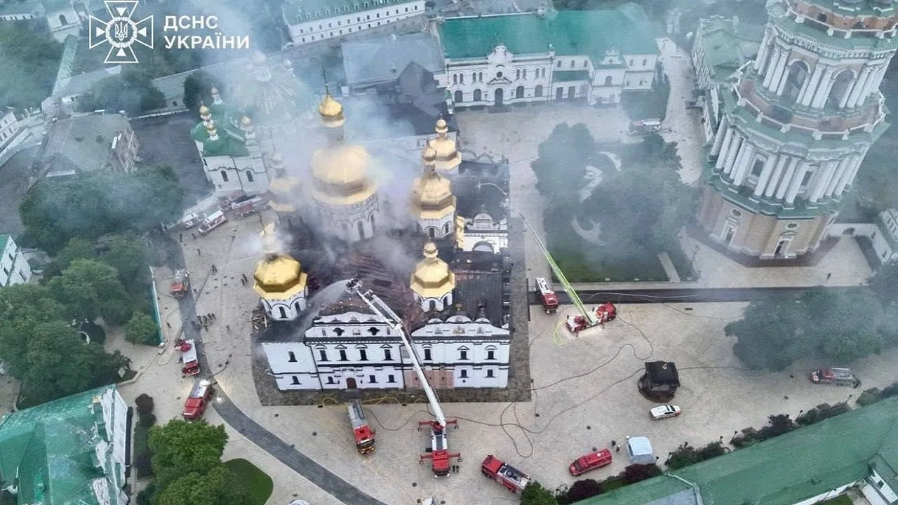 Атака РФ пошкодила 80% даху Успенського собору Лаври: ЄС виділить 75 млн на відновлення ЧАЕС