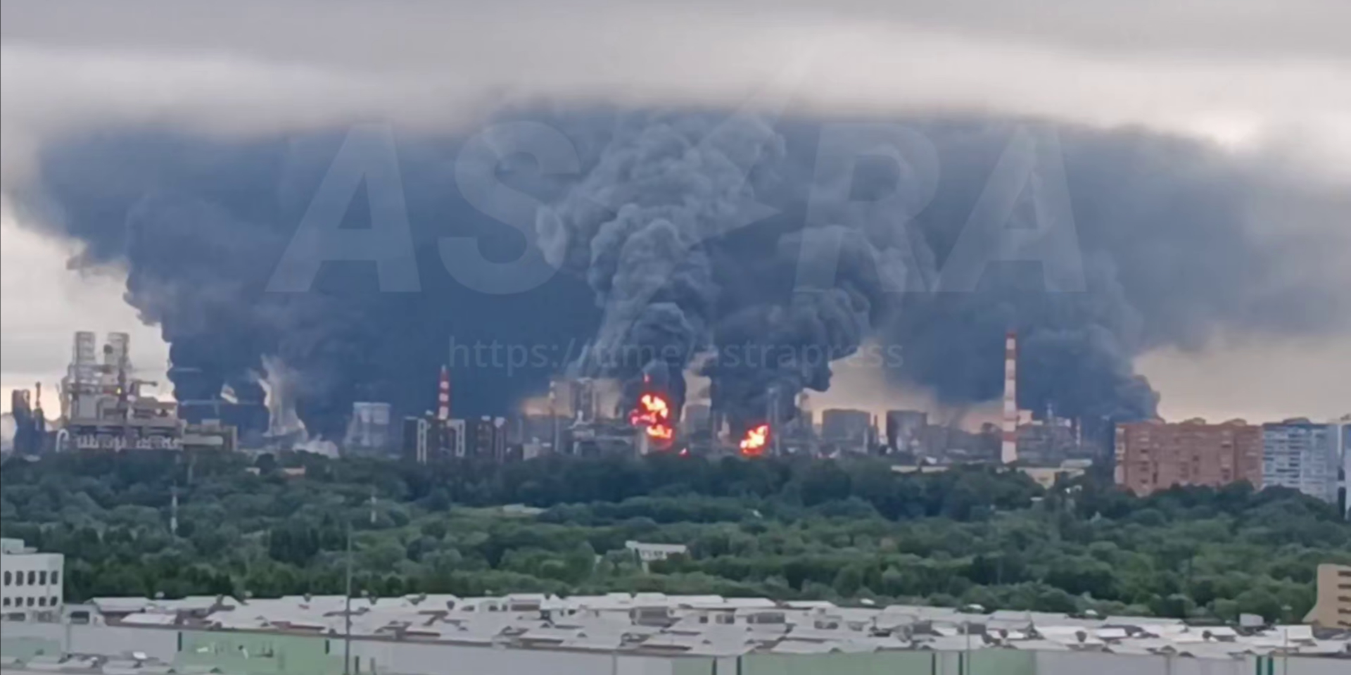 Масований удар дронів по Росії: Москва під атакою, аеропорти закрито, в Ростові горить нафтобаза