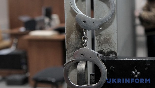 Чоловік відкрив стрілянину з автомата біля ТЦК на Хмельниччині — поліція затримала