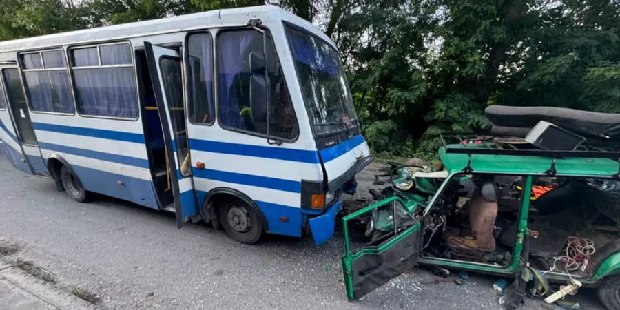 ДТП у Броварах: легковик врізався в автобус, загинула дворічна дитина, дев'ятеро поранених