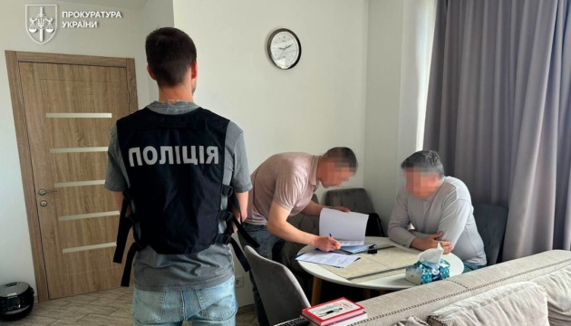 Ексміністру культури Карандєєву вручили підозру за схему виїзду чоловіків за кордон під виглядом музикантів