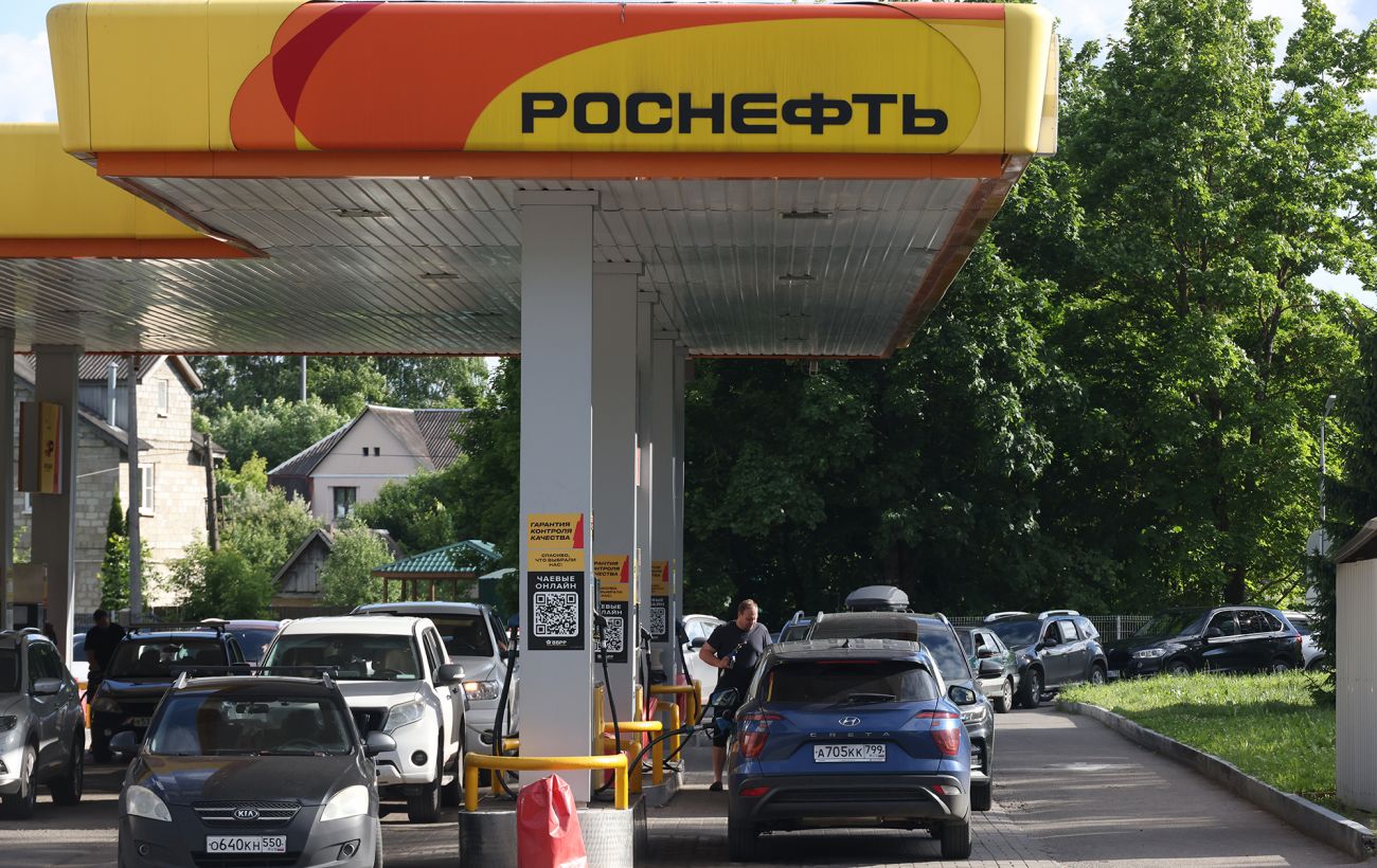 Паливна криза в Росії: виробництво бензину впало на 25% через удари по НПЗ