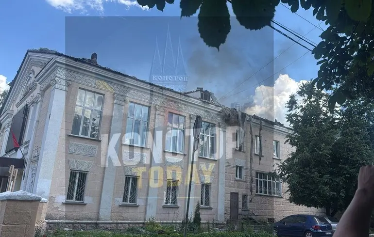 Росія вдарила по кінотеатру в центрі Конотопа: є постраждалі
