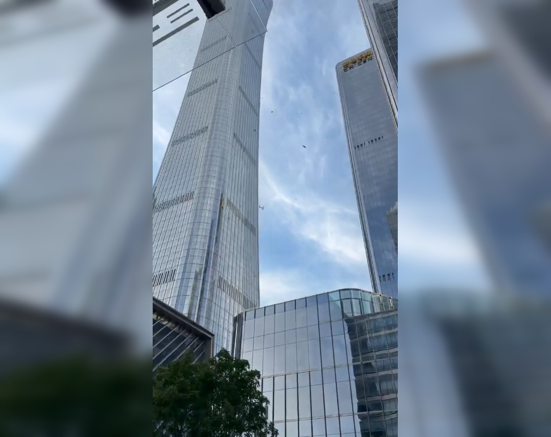 Легкомоторний літак врізався у хмарочос CITIC Tower у Пекіні: пожежа і руйнування