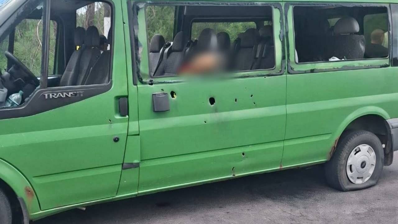 Дрон РФ вдарив по автобусу в Нікополі: двоє загиблих, 12 поранених