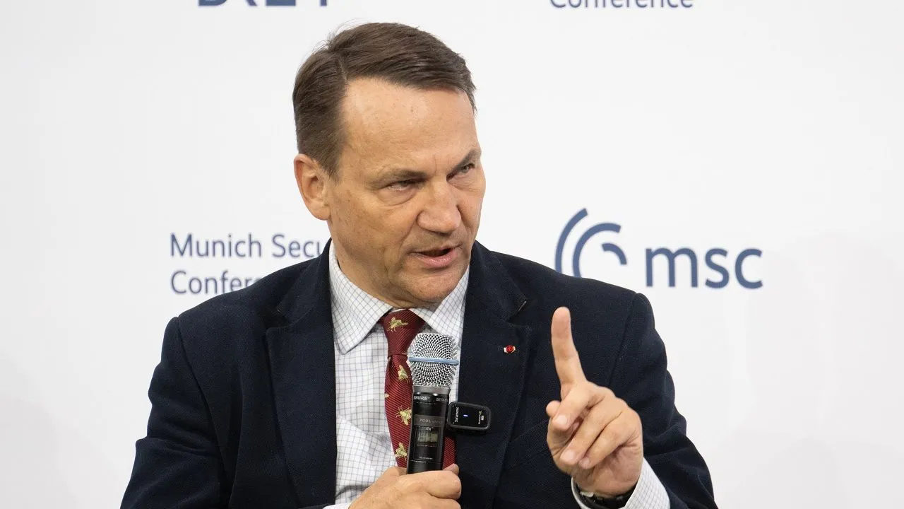 МЗС Польщі Сікорський засудив рішення Навроцького позбавити Зеленського ордена Білого Орла