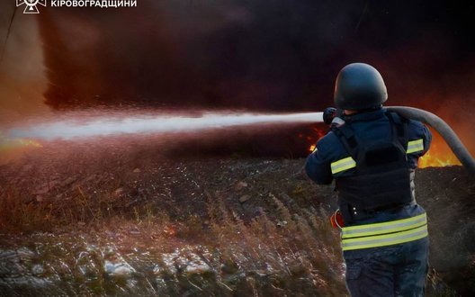 Ворог вдарив по підприємству в Кропивницькому: пожежу ліквідовано