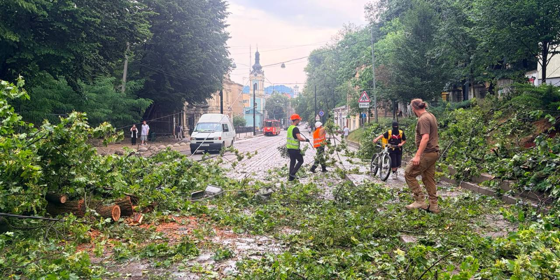 У Львові блискавка вдарила шестирічну дівчинку під час бурі: дитина в реанімації