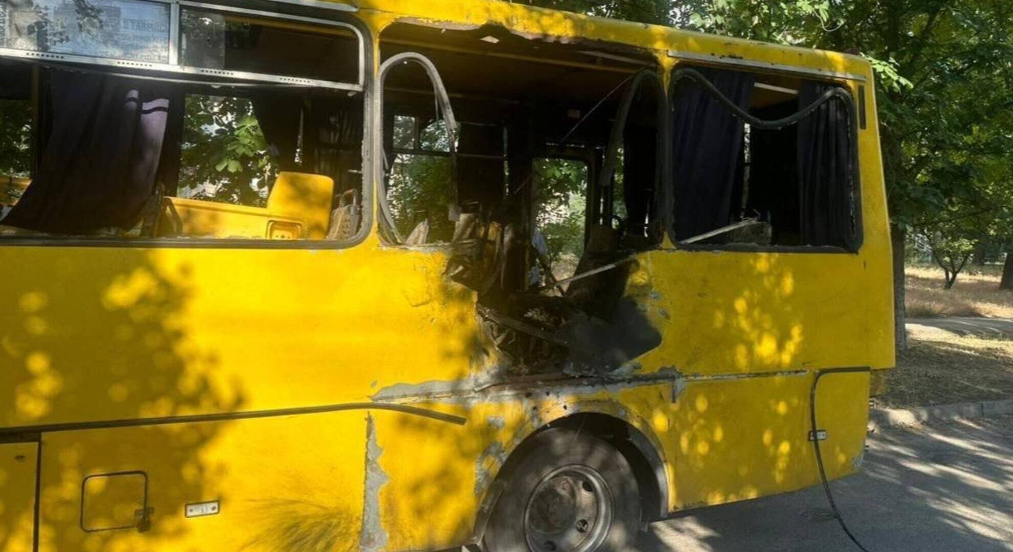 Росія вдарила дроном по маршрутці у Херсоні: двоє загиблих, семеро поранених
