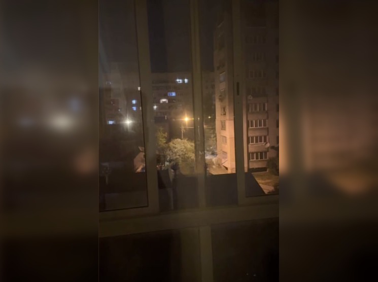 Невідомий влаштував стрілянину у Львові: стріляє по будинках з дробовика
