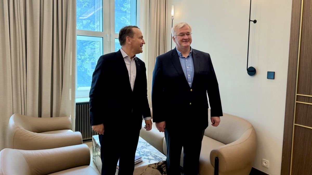 Сибіга та Сікорський провели переговори у Варшаві: Київ запропонував антикризовий пакет