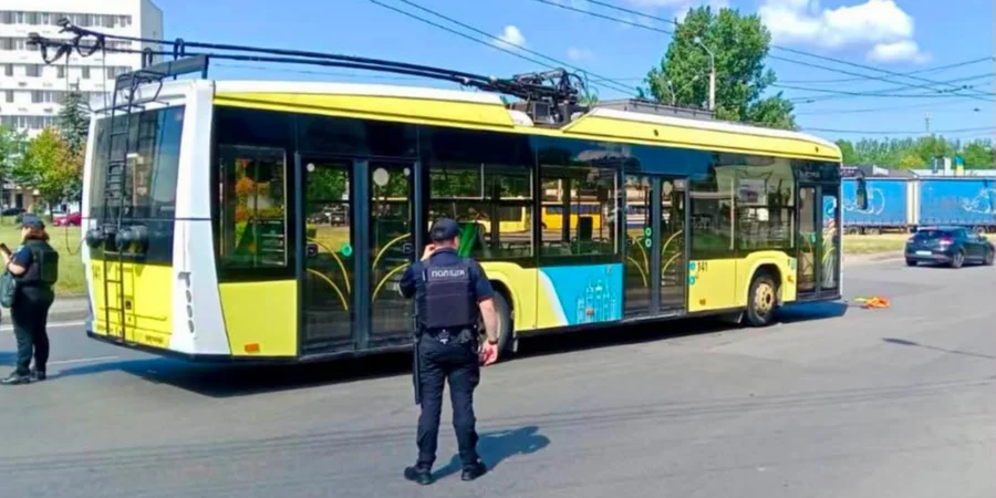 У Львові водій тролейбуса виявив гранату на дорозі та евакуював пасажирів
