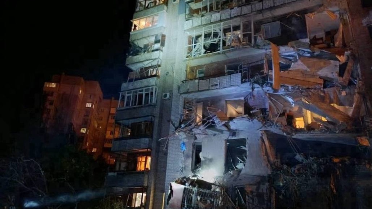 РФ вдарила по Запоріжжю ввечері: зруйновано частину багатоповерхівки, троє поранених серед них дитина