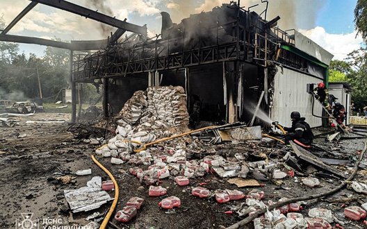 Росіяни вдарили ракетою по АЗС в Ізюмі: загиблий, поранені та руйнування