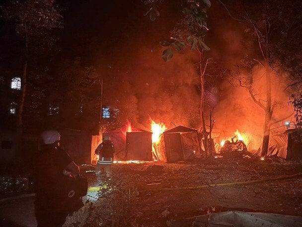 Росія атакувала Одесу вночі: пожежа в гаражах, пошкоджено будинки, є поранений