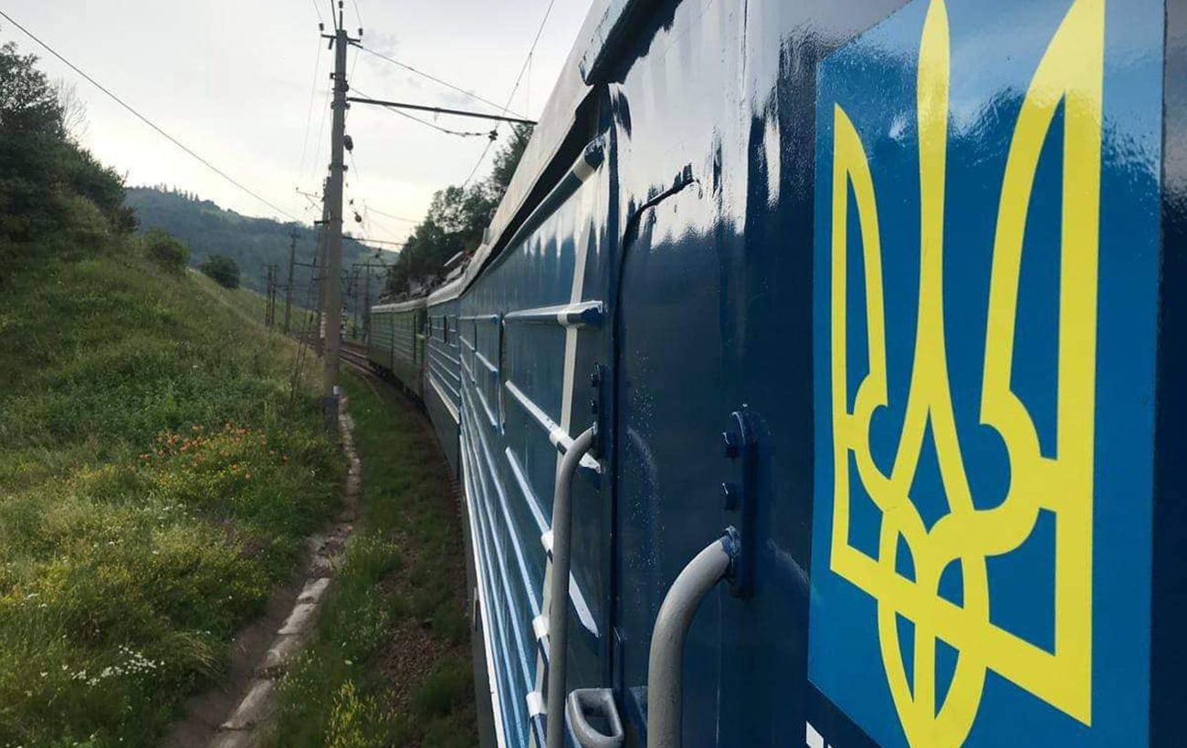 Укрзалізниця обмежила рух поїздів після атаки РФ: які рейси затримуються