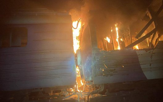 Росіяни вдарили дроном по приміському поїзду на Харківщині: поранені машиніст та помічник