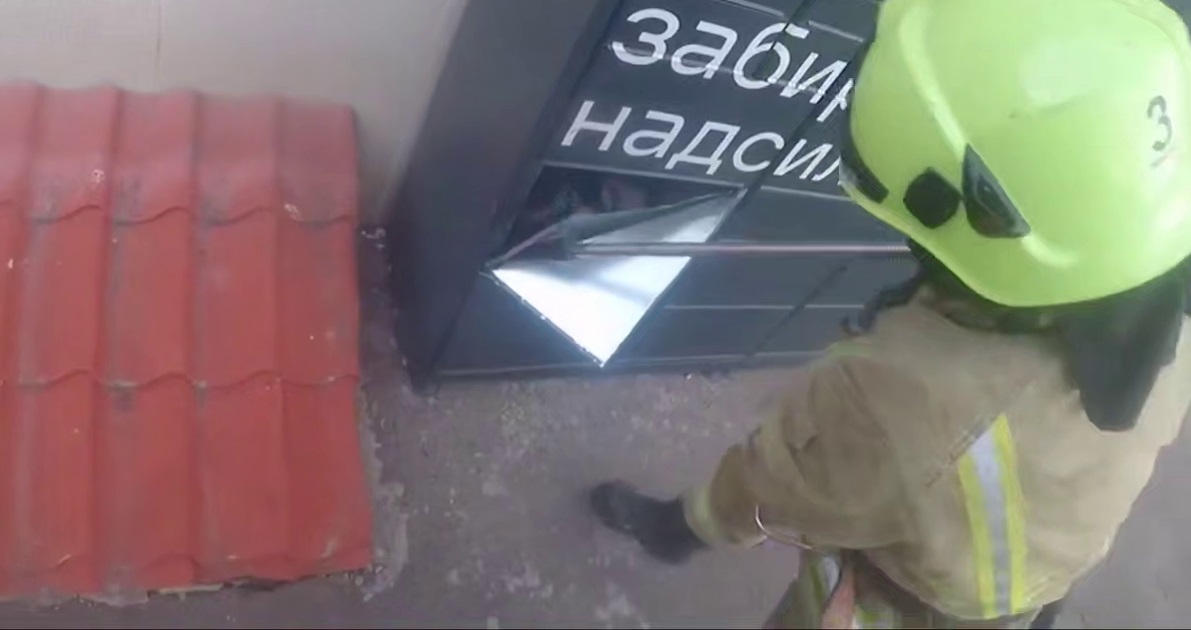 Дівчина застрягла в поштоматі «Нової пошти» у Рівному: рятувальники визволили спецінструментом