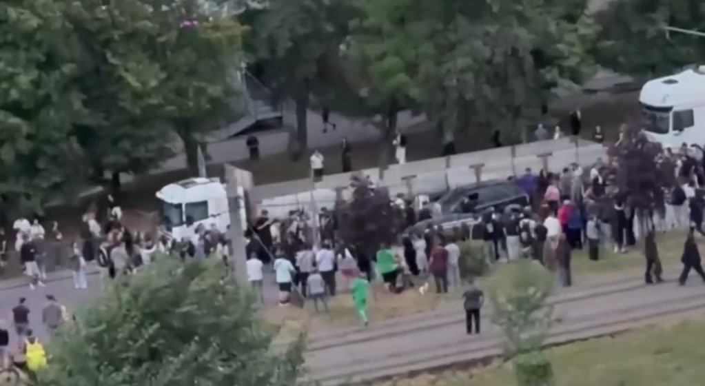 Масова сутичка з ТЦК у Львові: люди перевернули автівку після затримання молодика