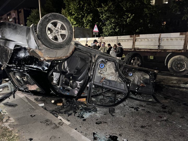 У Львові натовп перекинув авто ТЦК під час затримання чоловіка у розшуку