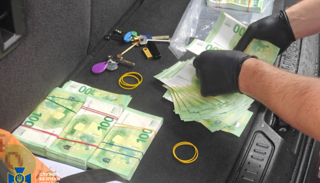 Чиновниця ТПП та її син підозрюються у вимаганні €100 тисяч у виробника дронів