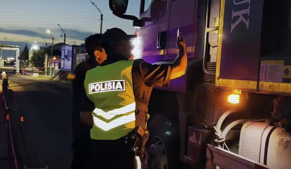 Казахстан встановив 59 блокпостів на кордоні з РФ через масове вивезення бензину