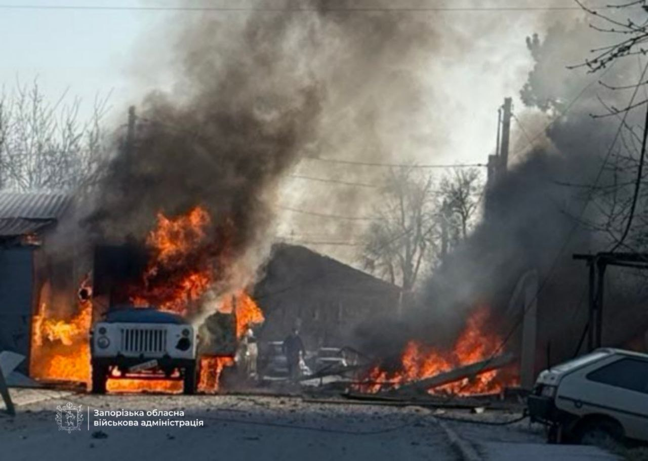 Росіяни вдарили по житловому кварталу Запоріжжя: загинула людина, семеро поранених