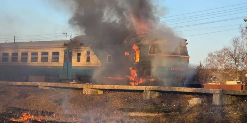 Росіяни вдарили дроном по пасажирському потягу на Сумщині: постраждалих немає