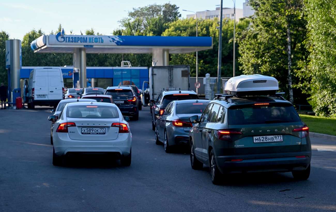 Паливна криза в Росії: вчителі чергують на АЗС, у Криму бензин по 350 рублів за літр