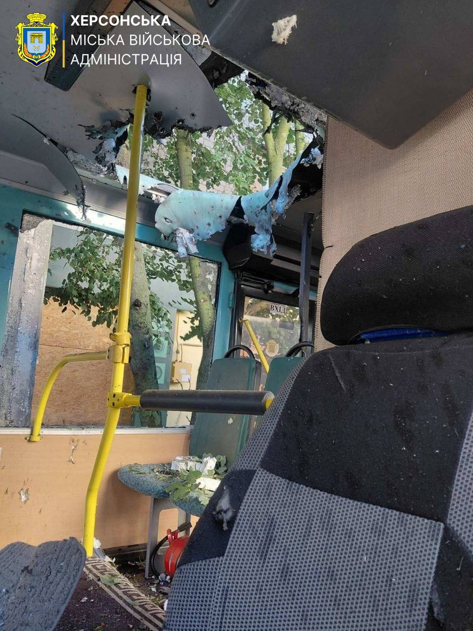 Росіяни атакували дроном маршрутку та зупинку в Херсоні: від 4 до 6 поранених