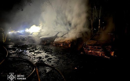 Росія вдарила по Києву балістичними ракетами: склади горять, пошкоджена школа