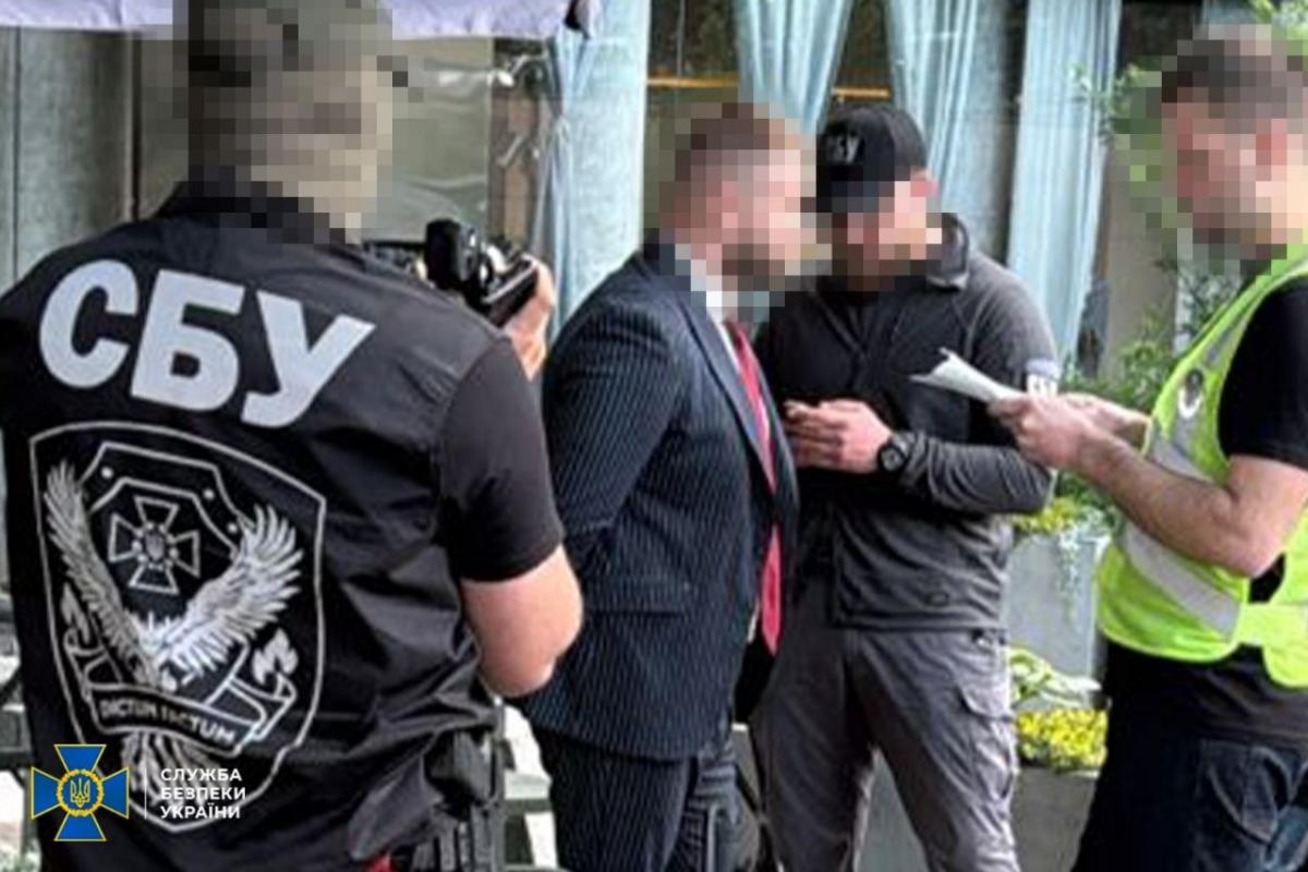 В Києві викрито адвоката, який за 30 000 доларів обіцяв вплинути на рішення суду