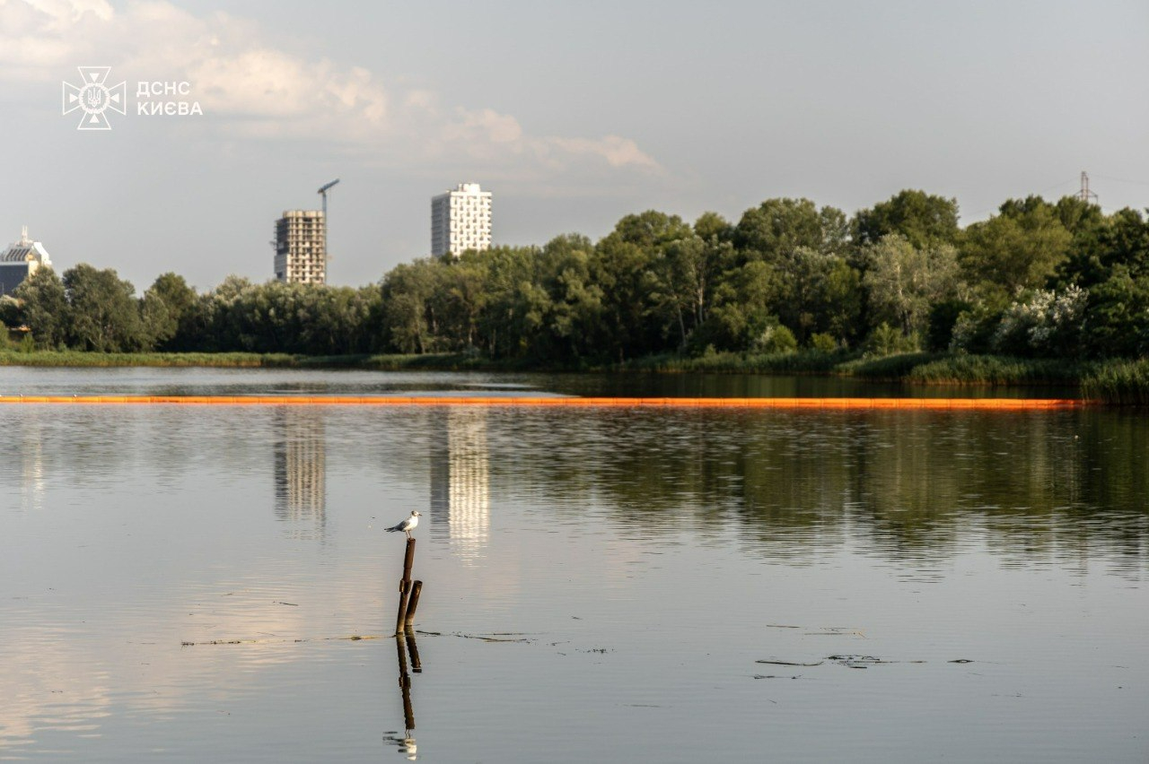 У Києві завершили очищення озера Кирилівське: вилучено 317 куб. м нафтопродуктів